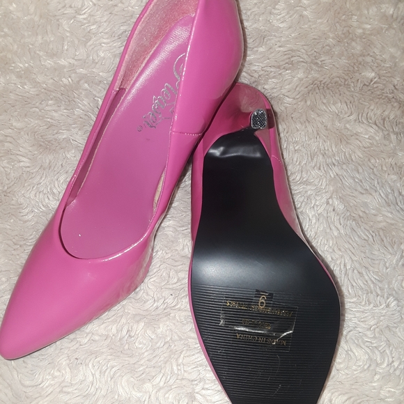 Hot pink pumps - Picture 2 of 3